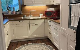 120Qm - 5 Rooms - 2 Bathrooms - Kitchen- Free Parking - Fast Wifi - Yiha Apartment